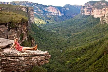 Un descanso con vista panorámica durante el trekking en Chapada Diamantina.