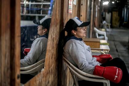 Un descanso durante el entrenamiento en el gimnasio.