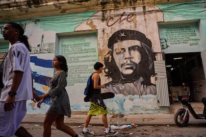 Un descolorido mural del héroe revolucionario Ernesto "Che" Guevara en La Habana