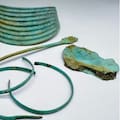 Hallazgo de la Edad de Bronce mientras construían un parque eólico: un collar de 156 piezas de ámbar y un peine de hueso