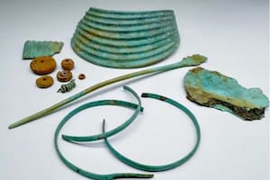 Hallazgo de la Edad de Bronce mientras construían un parque eólico: un collar de 156 piezas de ámbar y un peine de hueso