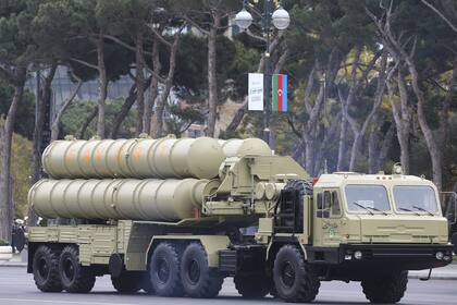 Un desfile militar azerí exhibe sistemas de defensa antiaéreos tras la victoria en la guerra de 2020