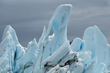 Un detalle de hielo y capas del Glaciar Matanuska, que alimenta al río homónimo en el estado de Alaska, en EE. UU.