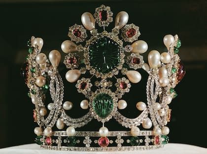 Un detalle de la corona de la primera y última emperatriz iraní.