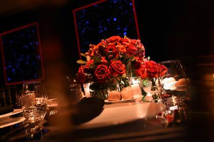 Un detalle de la deco, con rosas rojas, las preferidas de la cumpleañera.
