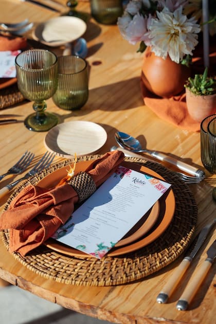 Un detalle de la decoración de las mesas en tonos tierra