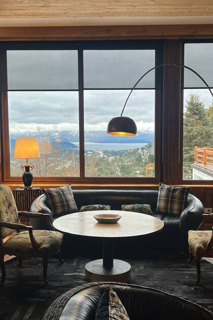Un detalle de la decoración de uno de los salones que tiene una espectacular vista.