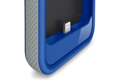 Un detalle de la funda para recargar el iPhone