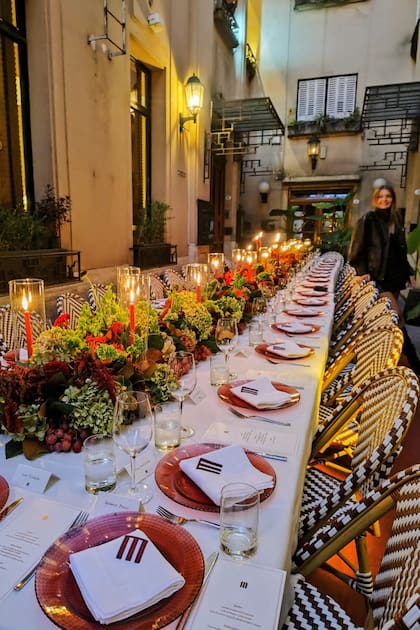 Un detalle de la mesa a cielo abierto en el Pasaje del Correo, donde está el restaurante Bis