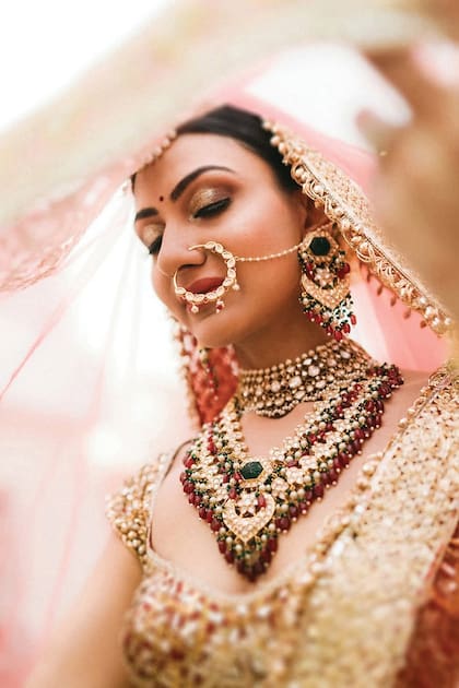 Un detalle
de las fabulosas joyas
de la novia.