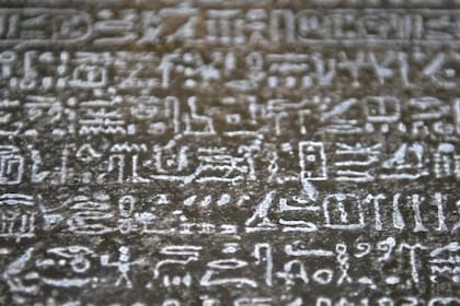 Un detalle de los jeroglíficos presentes en la piedra Rosetta, que muestra un texto escrito en jeroglíficos egipcios, en escritura demótica y en griego antiguo