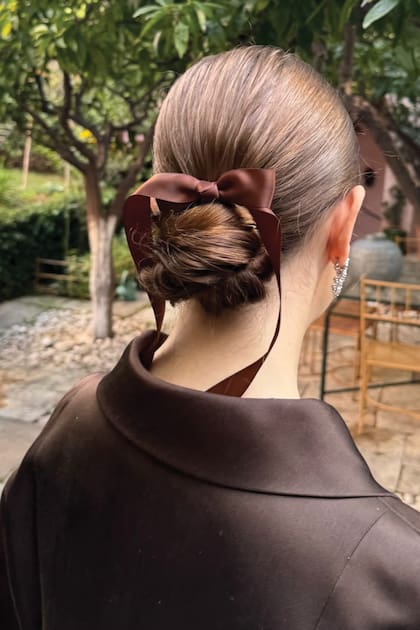 Un detalle de su peinado, con rodete rematado en un moño del mismo tono que su tailleur.
