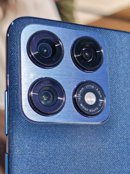 Un detalle del acabado que al tacto se siente tipo lana del Edge 70 Pro