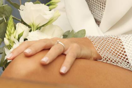 Un detalle del anillo de compromiso de Coni.