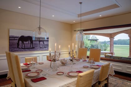 Un detalle del comedor donde gana protagonismo una gran foto de caballos.