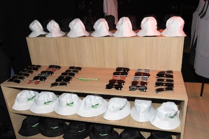 Un detalle del stand con gorros y anteojos elegidos especialmente para que los chicos se divirtieran