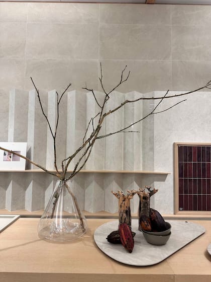 Un detalle del stand revela la calma material de Portobello: ramas secas, tonos neutros y texturas suaves que celebran la belleza del minimalismo natural.