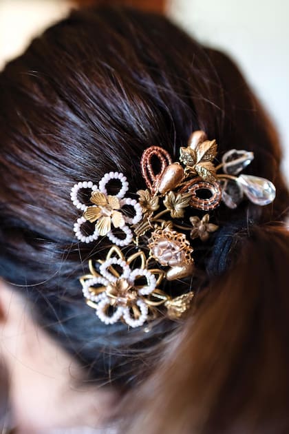 Un detalle del tocado de piedras y canutillos de Fahoma con el que Luisa completó su traje.