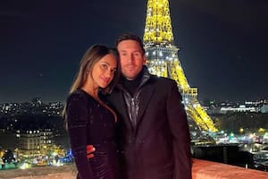 Antonela y Messi posaron frente al Arco del Triunfo y un detalle en los pies de ella sorprendió a todos