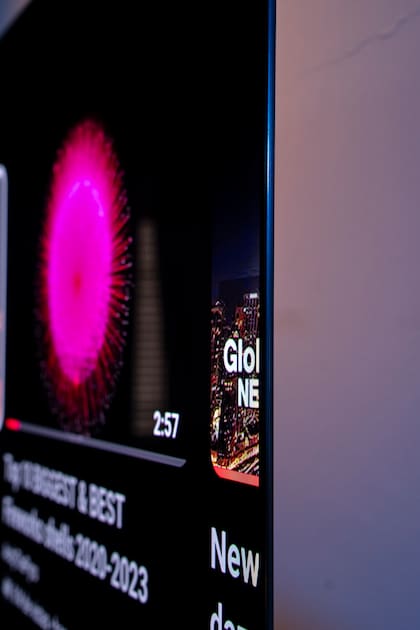 Un detalle que fascina: su grosor es más fino que el de un celular.