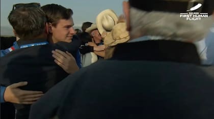 Un detalle que llamó la atención fue la profusión de sombreros tipo vaquero entre quienes recibieron a los viajeros de la New Shepard
