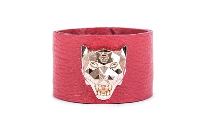 Un detalle que suma, brazalete de cuero con aplique, $450, Natalia Neu.