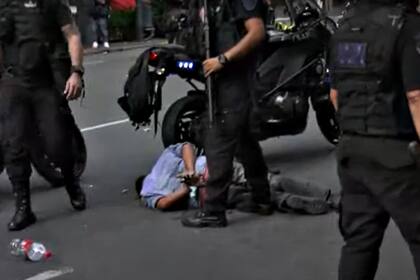 Un detenido durante los incidentes alrededor del Congreso