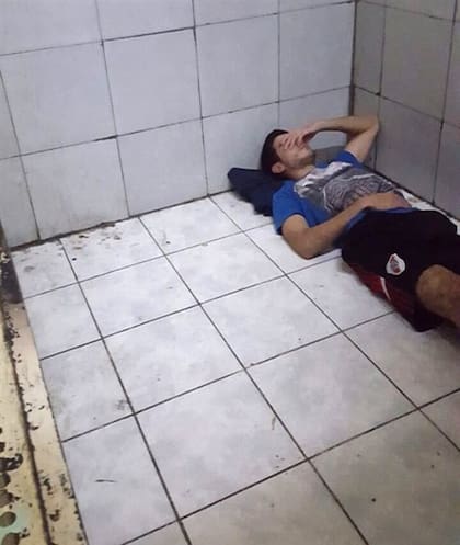 Un detenido tuvo que dormir en el piso