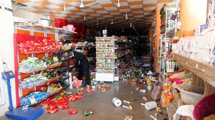 La mercadería de un supermercado desparramada en los pasillos