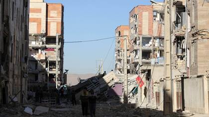 Las calles quedaron cubiertas de edificios que colapsaron tras el terremoto