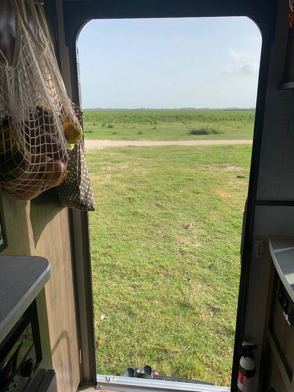 Un día abrían la puerta en un bosque húmedo, otro en una playa austral, el medio del campo o una gran ciudad...