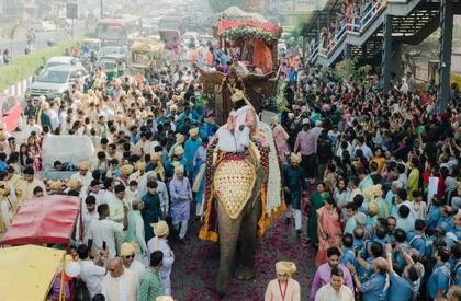 Un día antes de la ceremonia de iniciación Devanshi y su familia participaron en una procesión montados en una carroza tirada por un elefante