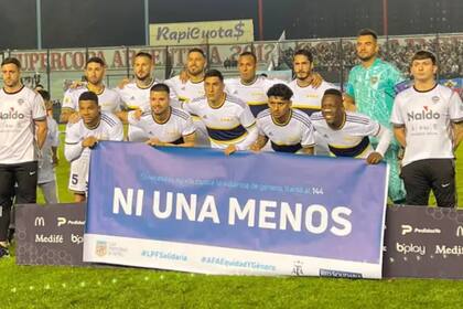 Un día antes de ser condenado por violencia de género, Sebastián Villa posó junto a sus compañeros de Boca Juniors junto a una bandera del colectivo feminista Ni Una Menos