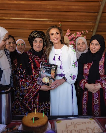 Un día antes de su cumpleaños, la Reina viajó a Irbid, al norte de
Jordania, donde visitó la cocina de Firyal Kofahi. “Ha sido un placer
pasar la tarde con ustedes”, les dijo a las mujeres de la aldea, que
la esperaron con dulces y una torta para celebrar.