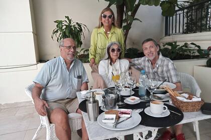 Un día antes de su muerte, colaboradores y amigos tomaban el té con María Kodama: Horacio Marco, Claudia Farías Gómez y su esposo Roberto Bergère