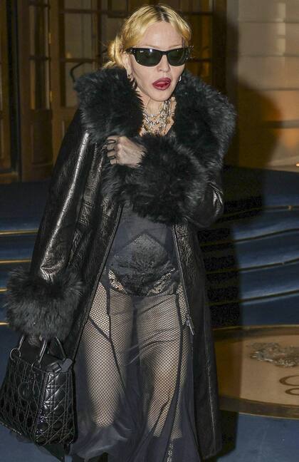 Un día antes, la cantante se encontraba del otro lado del océano en una exposición en París. Para esta ocasión, Madonna combinó un vestido transparente con un abrigo con piel al tono. Eso sí, los anteojos negros siempre presentes