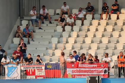Un día cualquiera en la tribuna del FC Vaduz: suele haber más banderas que hinchas...