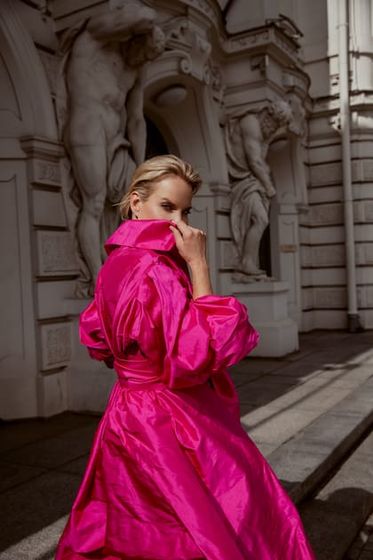 "Un día, cuando tenía cinco o seis años, vi que una chica que llevaba vaqueros entraba al camarín y un rato más tarde salía convertida en princesa. Llevaba un vestido blanco, una peluca y una corona de perlas. Y me dije ¡yo quiero esto para mí!"