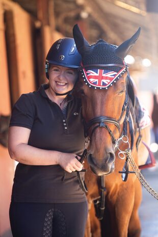 Un día de equitación con su caballo (un Warmblood argentino) en el Club Alemán. ¿El detalle? La montura y la orejera con la bandera británica.