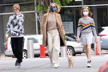 Un día de la madre en familia: Naomi Watts recorrió las calles de Nueva York junto a sus hijos y su mascota
