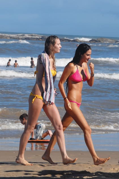 Un día de playa,
en enero de 2011, con su amiga
Beatrice Borromeo (casada con
Pierre Casiraghi, hijo de la princesa
Carolina de Mónaco).