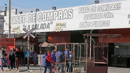 El Paseo de Compras La Salada toma su nombre de las piletas que había en ese mismo predio de Lomas de Zamora entre los 40 y los 80