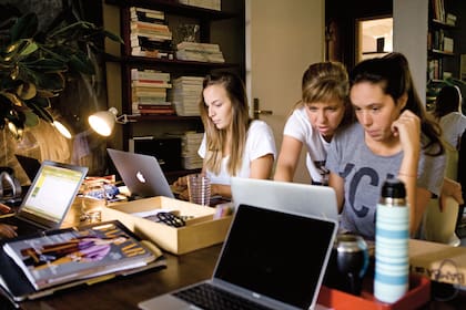 Un día de trabajo en el estudio –temporario– de las Caradonti sobre la calle Esmeralda. Mucha compu y debate: parece una escena de Wall Street, pero de decoración