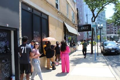 Un día después de la publicación de Lee, la gente se agolpó en la puerta de Amici aun antes de la apertura