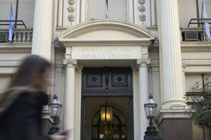 Un día después de las primarias, las acciones y los bonos argentinos se desplomaron en la apertura de los mercados. Algunas acciones cayeron más del 50% y los bonos cerca del 15%