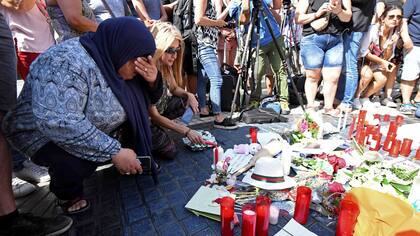 Atentados en Barcelona: los terroristas compraron cuatro cuchillos y un hacha horas después de atacar La Rambla