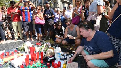 Un día después del atentado, Barcelona homenajea a sus víctimas y refuerza los controles policiales en todo el país