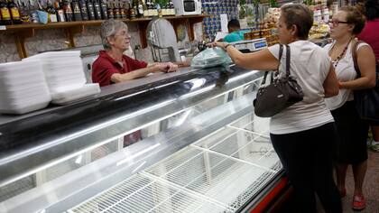 En el supermercado, el desabastecimiento y los precios exorbitantes están a la orden del día