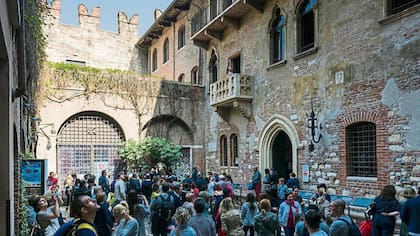 Un día en la casa de Julieta, los turistas esperan su turno para entrar.