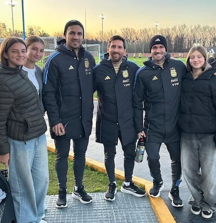 Un día inolvidable, Sienna, Indiana y Allegra junto a Paredes, Messi y De Paul (Foto: Instagram @fabiancuberooficial)